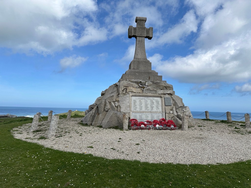 Oorlogsmonument van Newquay met latijns kruis