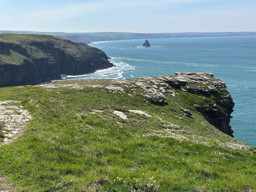 Panorama van zee en rotsen vanaf Gallos statue