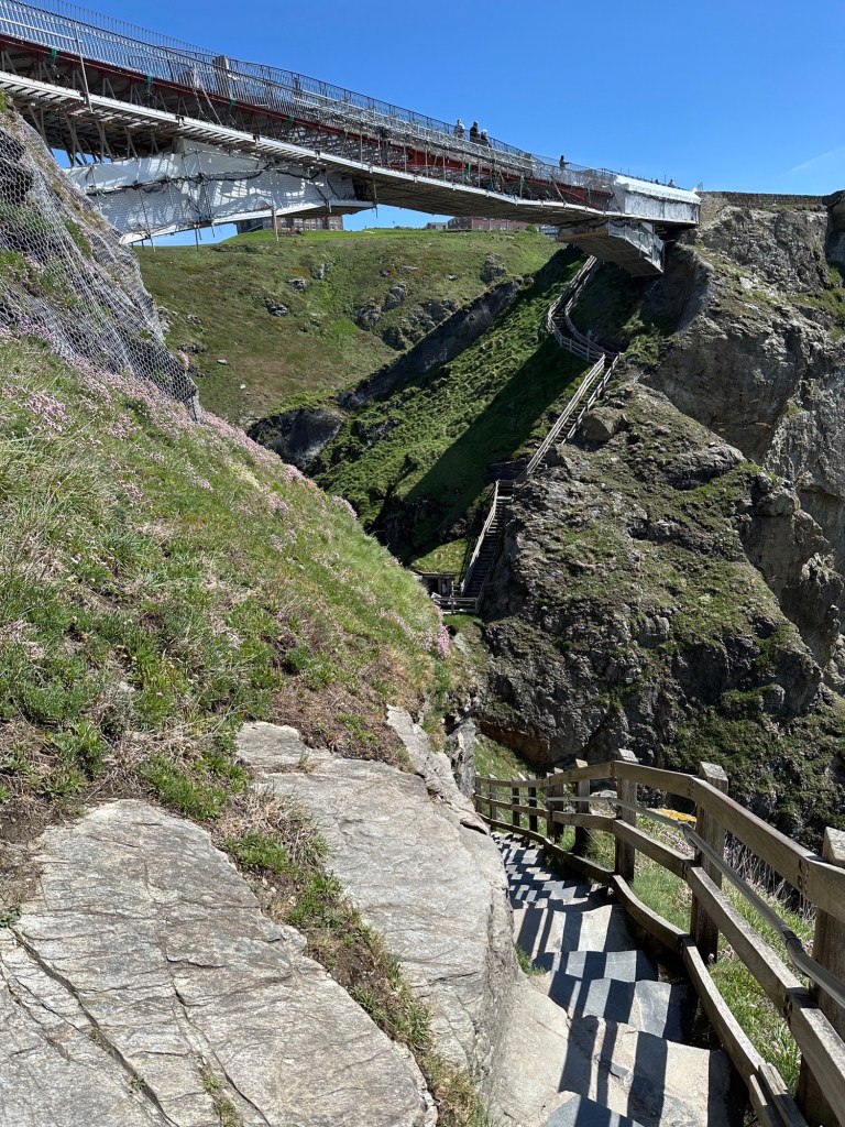 De voetgangersbrug naar Tintagel Castle in de steigers