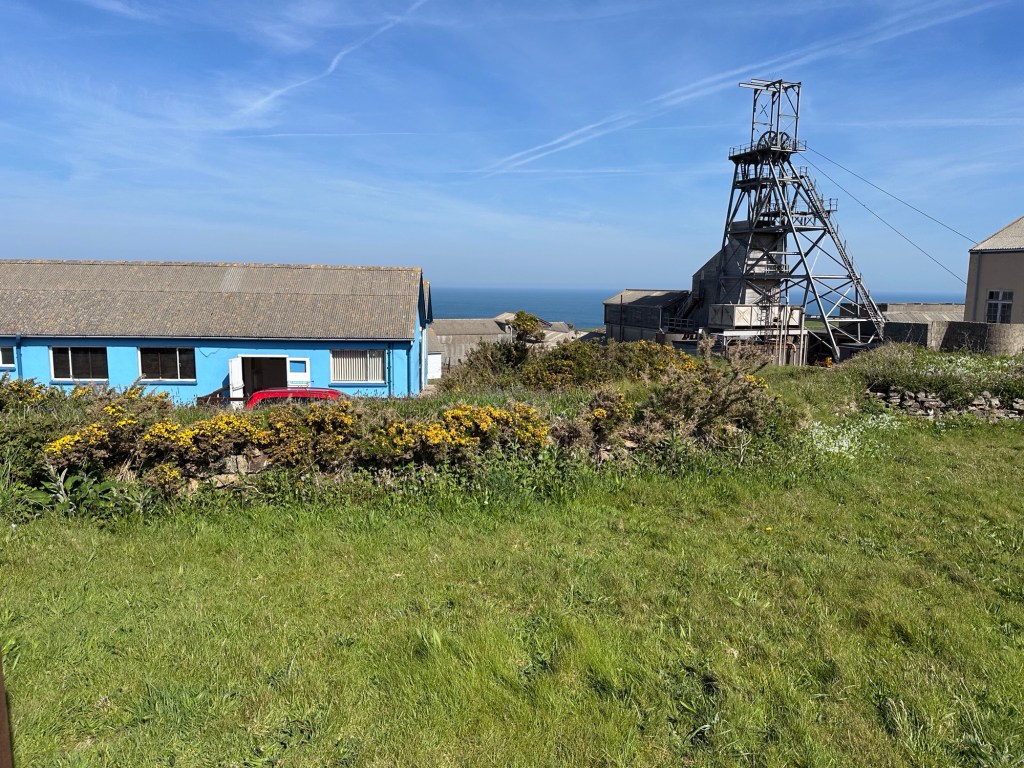 Victory mijntoren aan ingang van Geevor