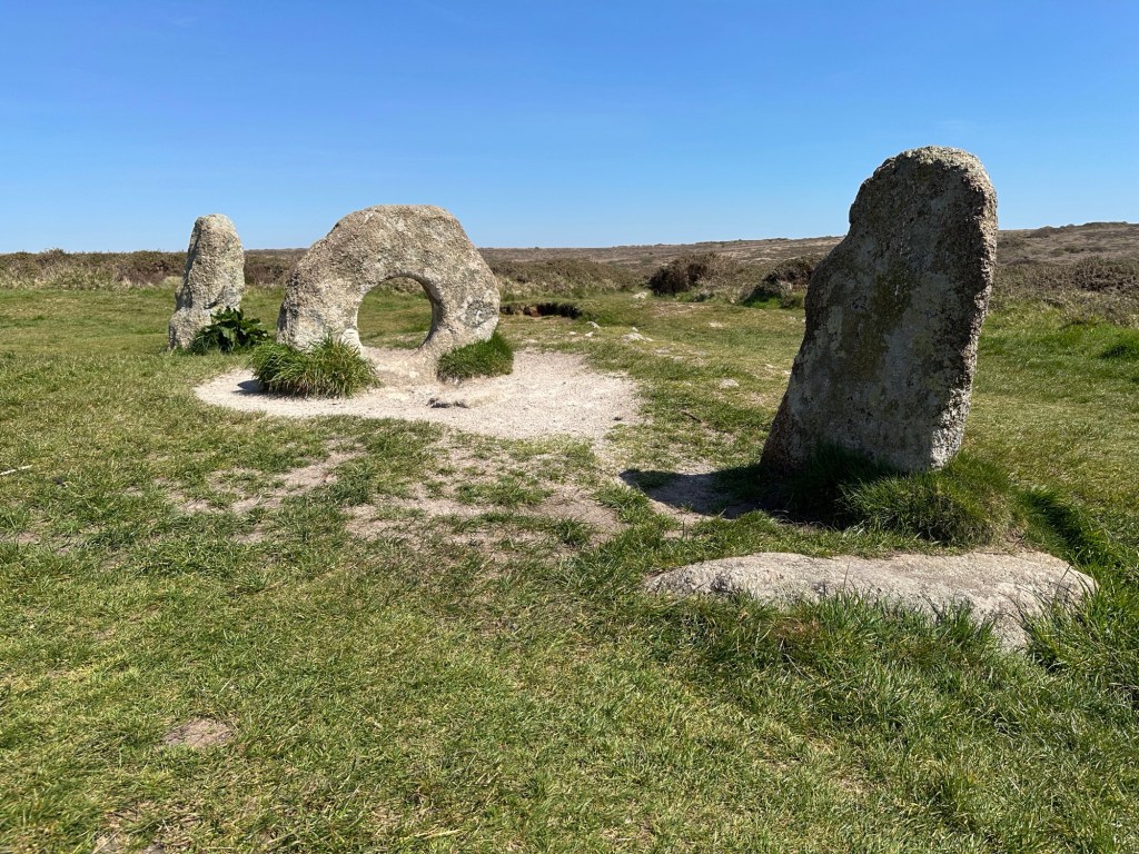 De drie stenen van Mên-an-Tol met één ronde steen met gat
