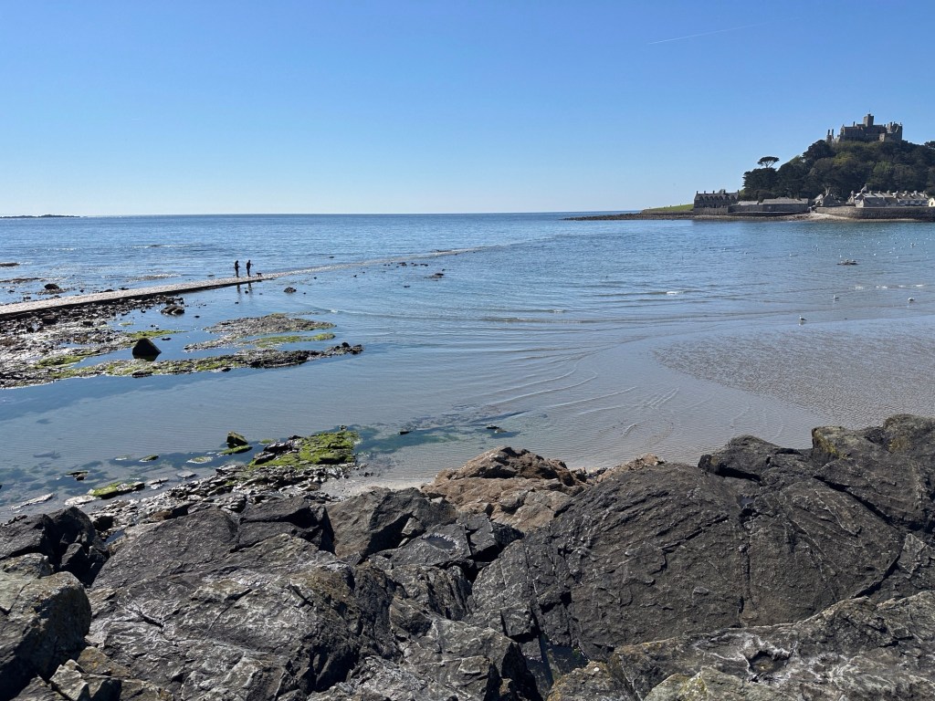 Het voetpad naar St. Michaels Mount onder water