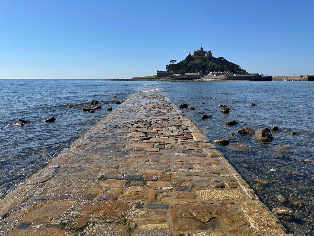 Het voetpad naar St. Michaels Mount gedeeltelijk onder water