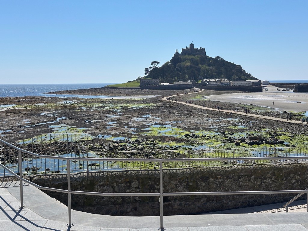Zicht op Saint Michaels Mount vanaf Marazion bij eb