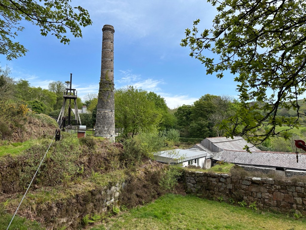 Schoorsteen en oude bedrijfsgebouwen in Wheal Martyn, Cornwall