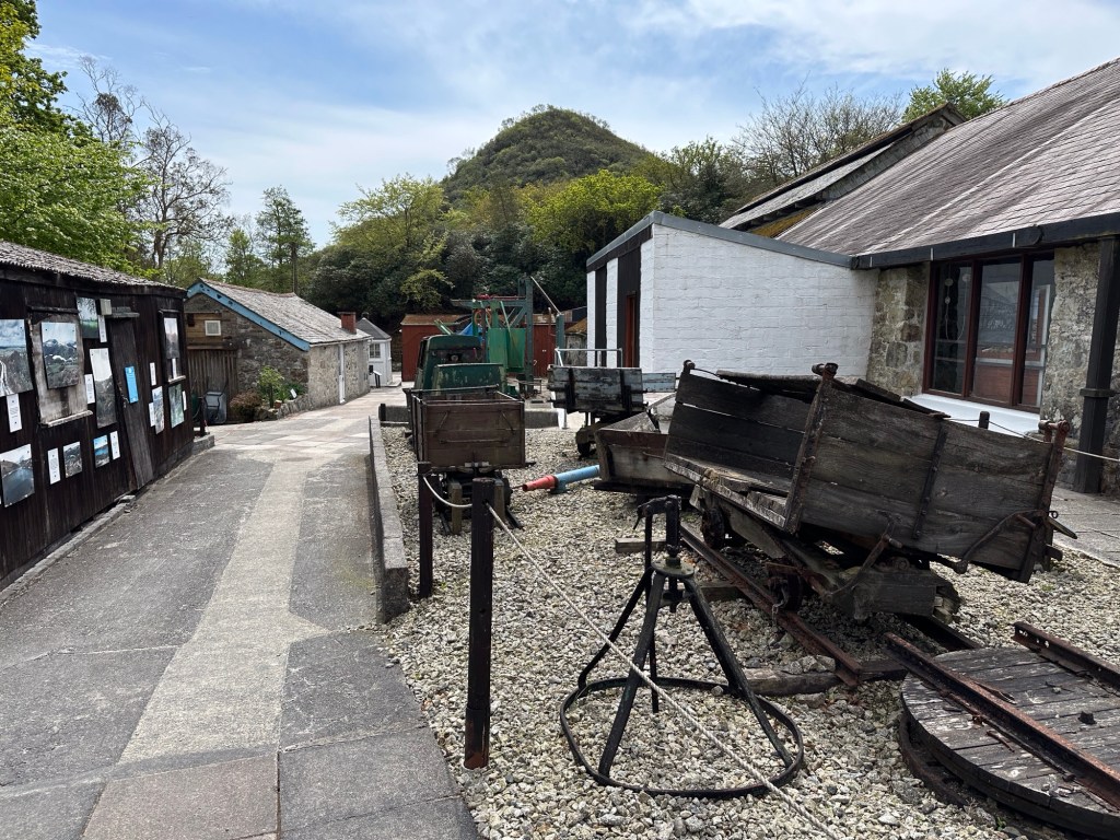 Oude bedrijfsgebouwen en smalspoor in Wheal Martyn, Cornwall