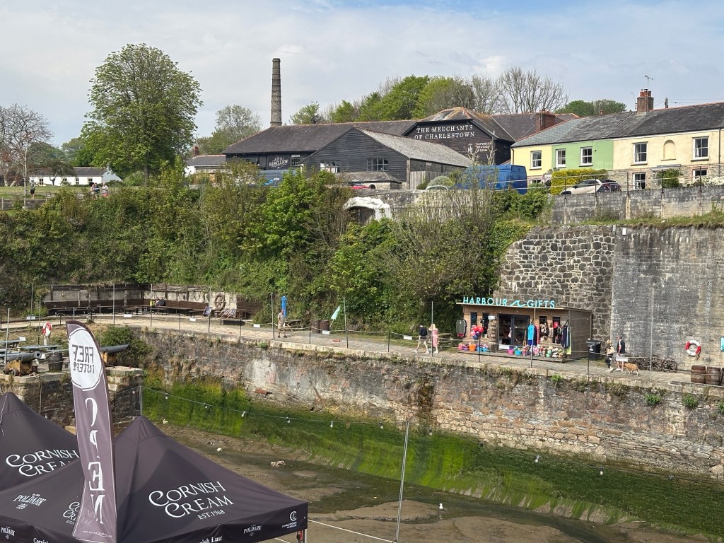 De haven van Charlestown, Cornwall bij eb