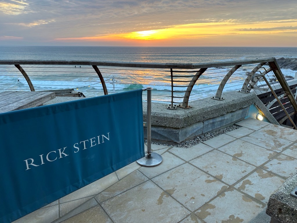 Zonsondergang vanaf het terras van Rick Stein in Newquay, Cornwall