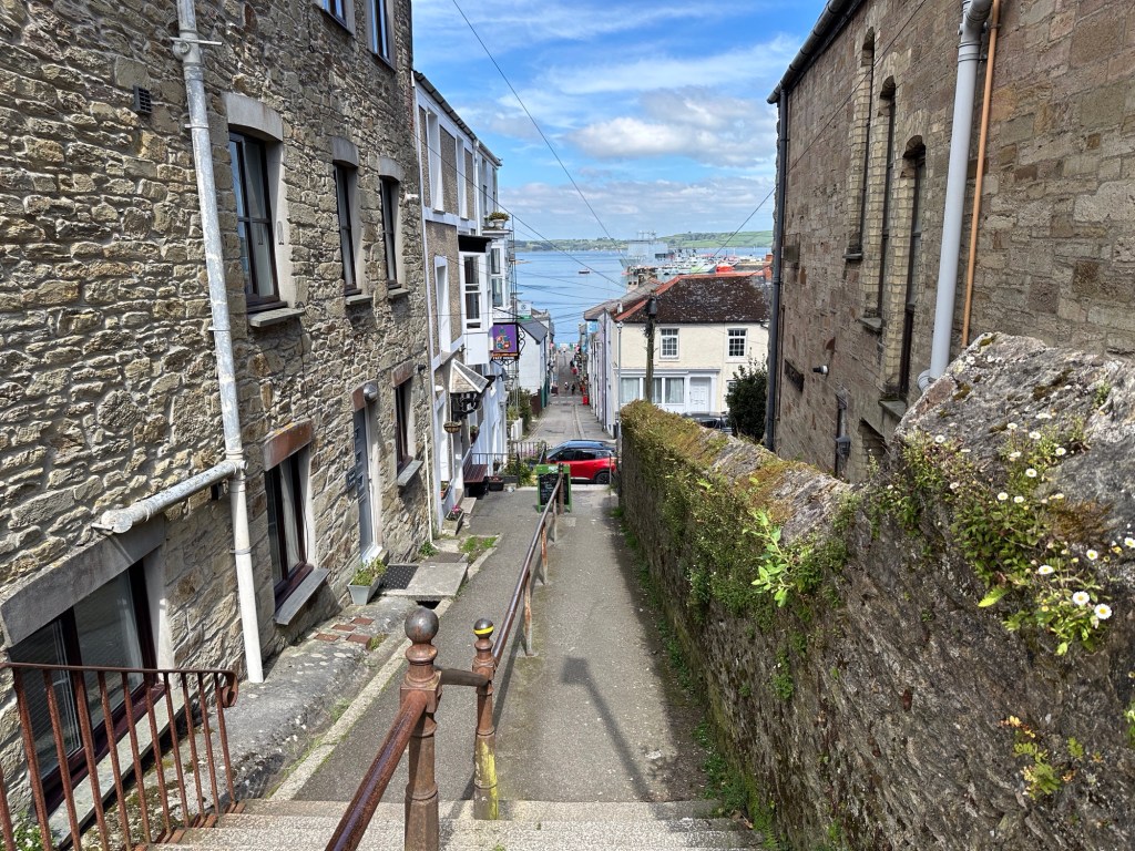 Straatje dalend naar de haven van Falmouth, Cornwall