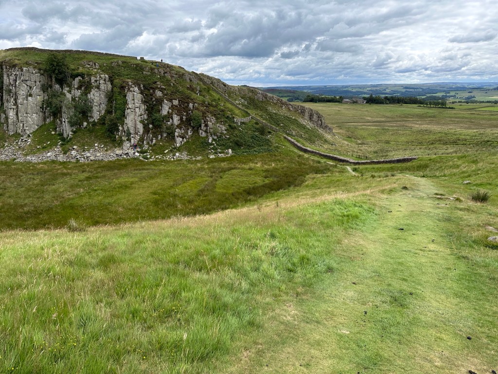Steile rotsen met Hadrian’s Wall. 