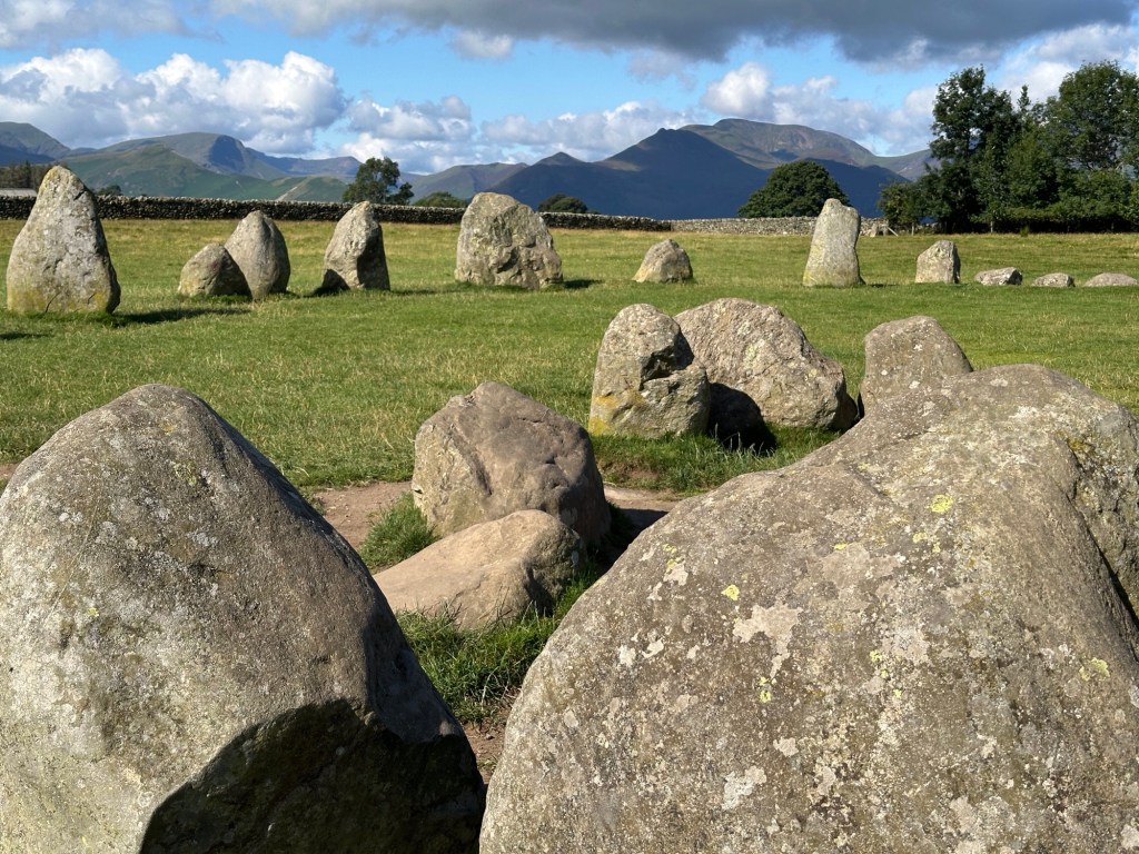 Steencirkel op grasveld. 
