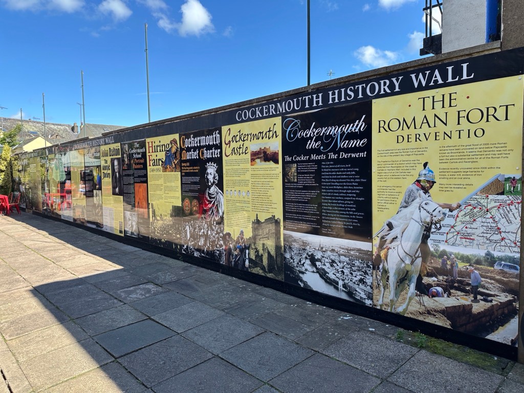 Panelen met tekst en foto’s over geschiedenis van Cockermouth. 