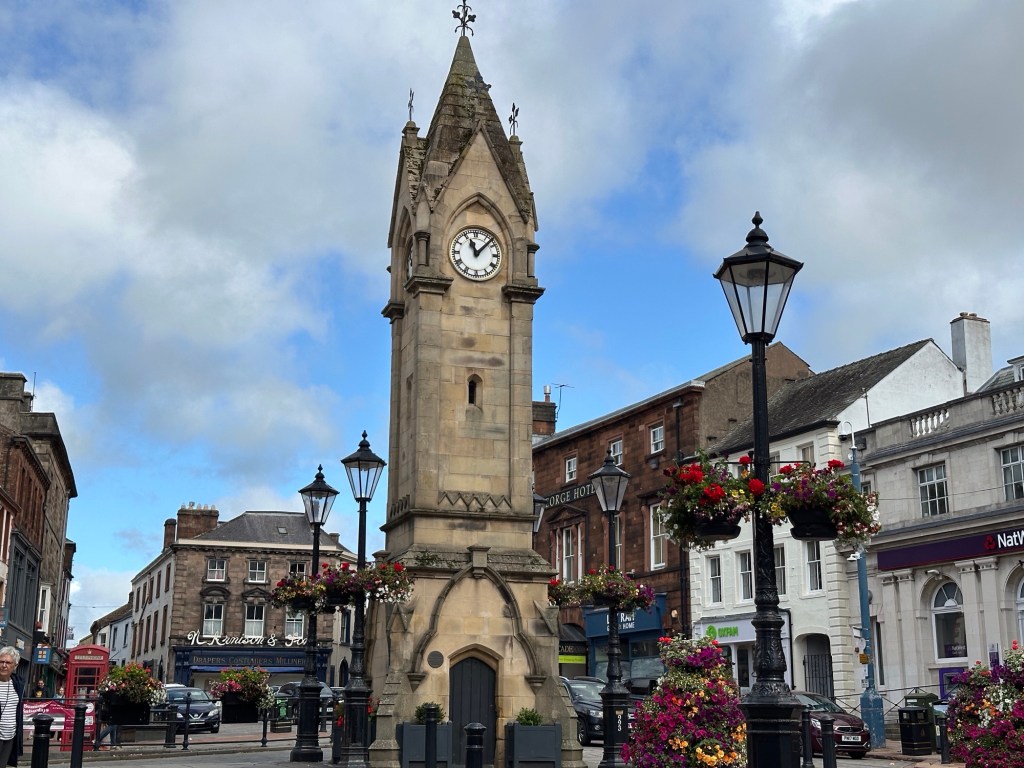 Klokkentoren in het midden van een marktplein. 