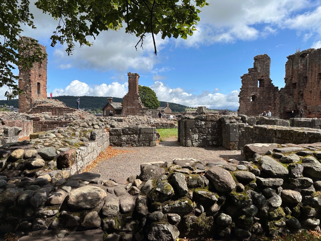 Uitstekende rode torens van kasteelruïne. 