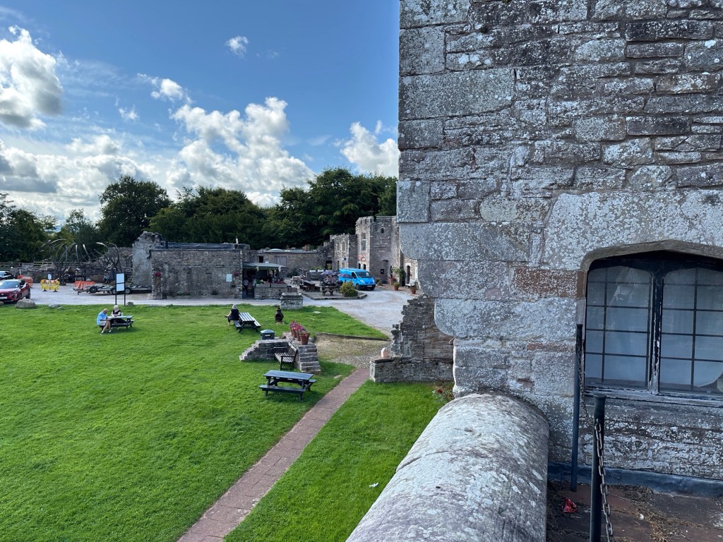 Groen binnenplein vanop kasteelmuur gezien. 