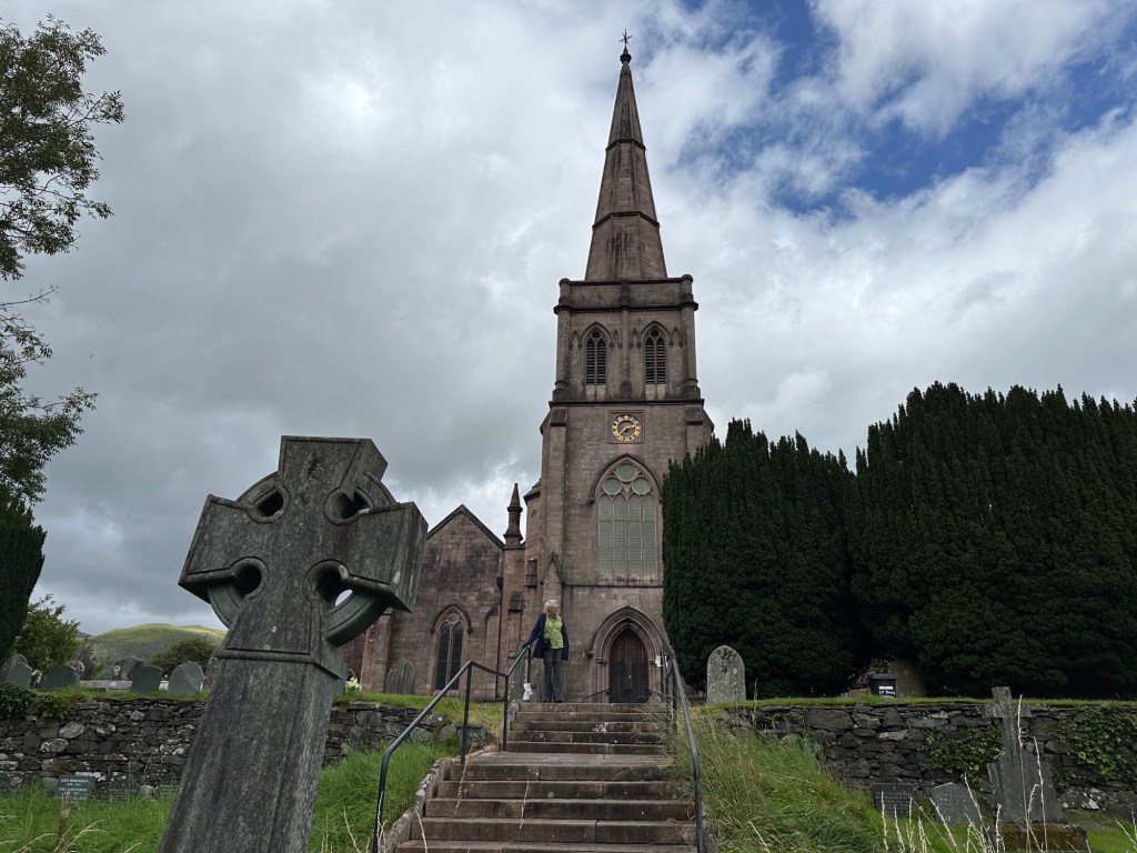 Keltisch kruis met kerk en kerkhof.