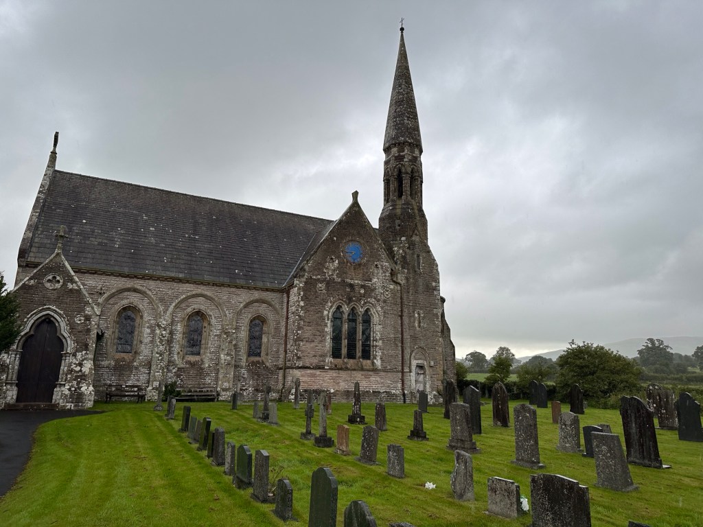 Grijze kapel van Bassenthwaite in de regen.
