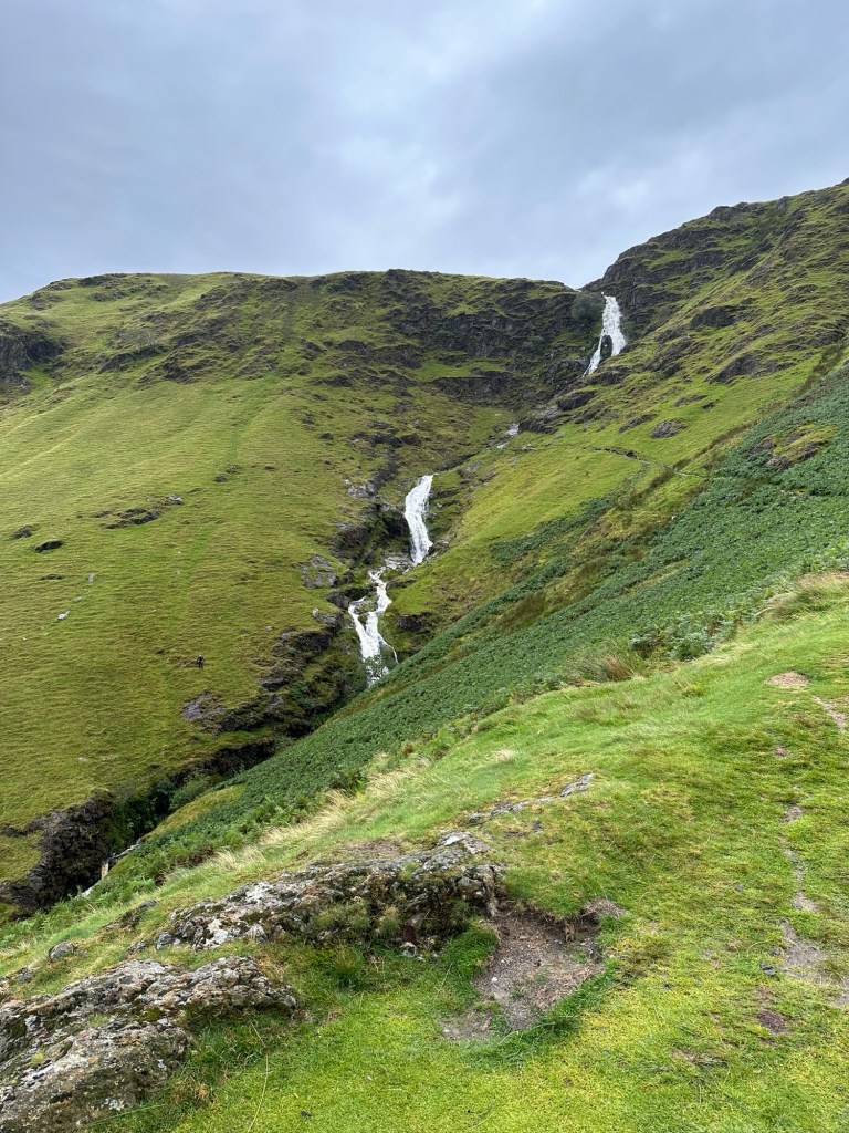 Waterval op groene helling.