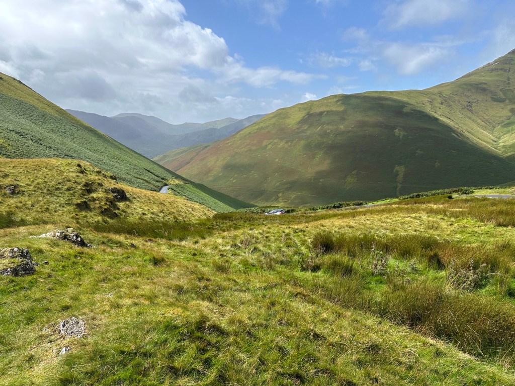 Groene, lieflijke vallei met bergen.