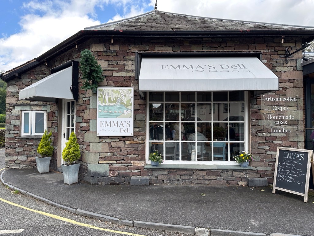 Grijze voorgevel van lunchroom.