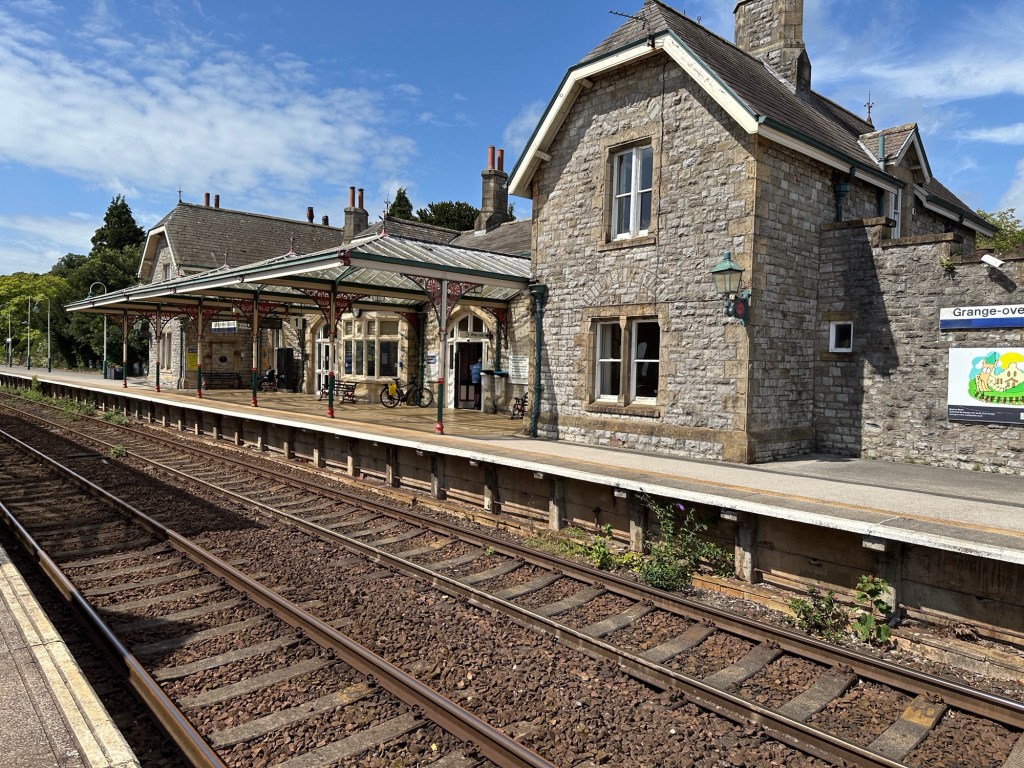 Treinsporen en grijs, Vicotriaans treinstation. 