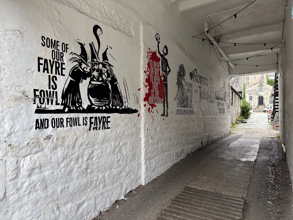 Wit overdekt straatje dat leidt naar een yard. 