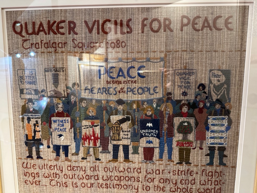 Kleurrijk borduurwerk over betogingen voor vrede.