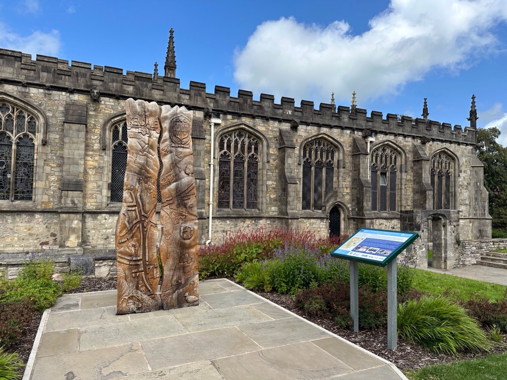 Buitenaanzicht van kerk. 