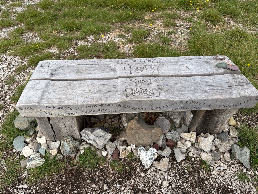 Houten bankje met inscripties. 