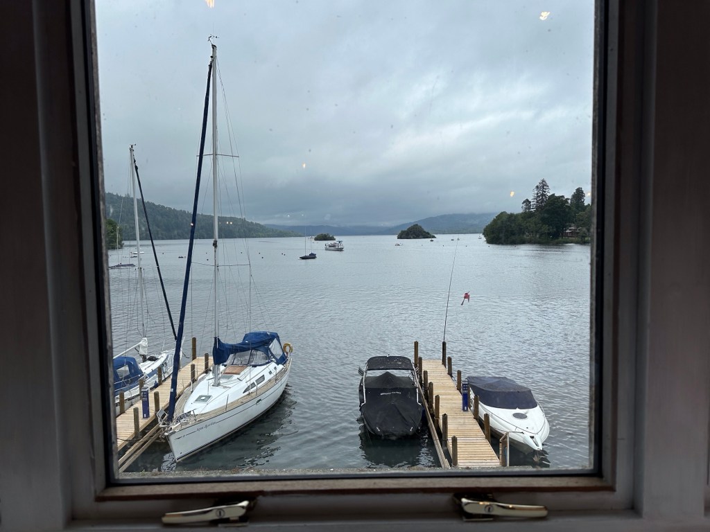 Uitzicht op meer vanaf eerste verdieping, aangemeerde zeilboten. 
