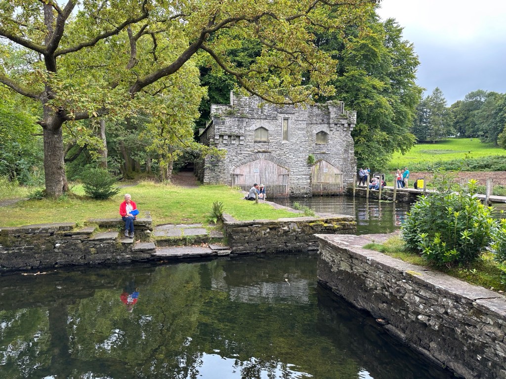 Water op voorgrond, boothuis op achtergrond. 