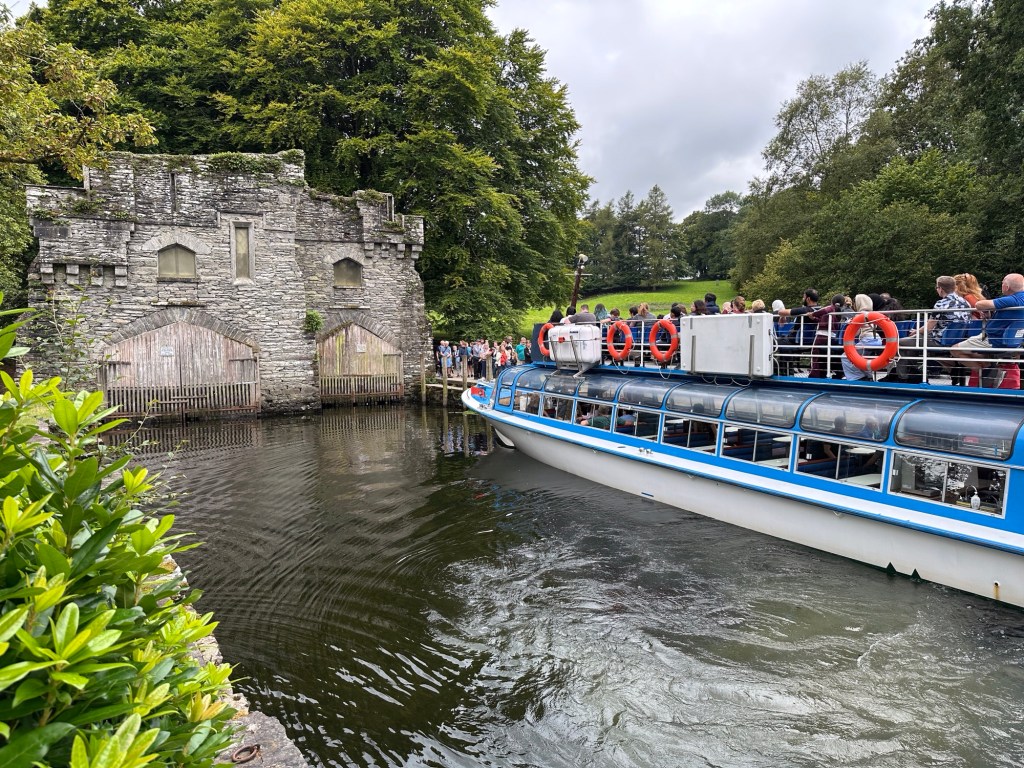 Aankomst van veerboot aan boothuis. 