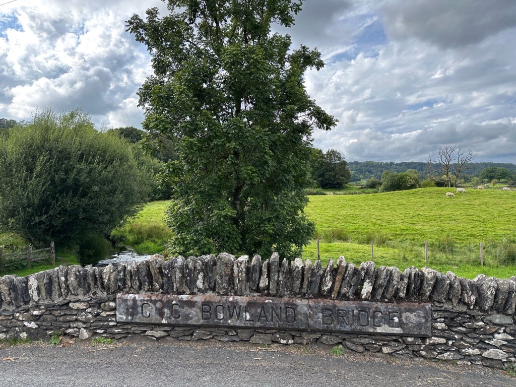 Stenen muurtje op Bowland Bridge. 