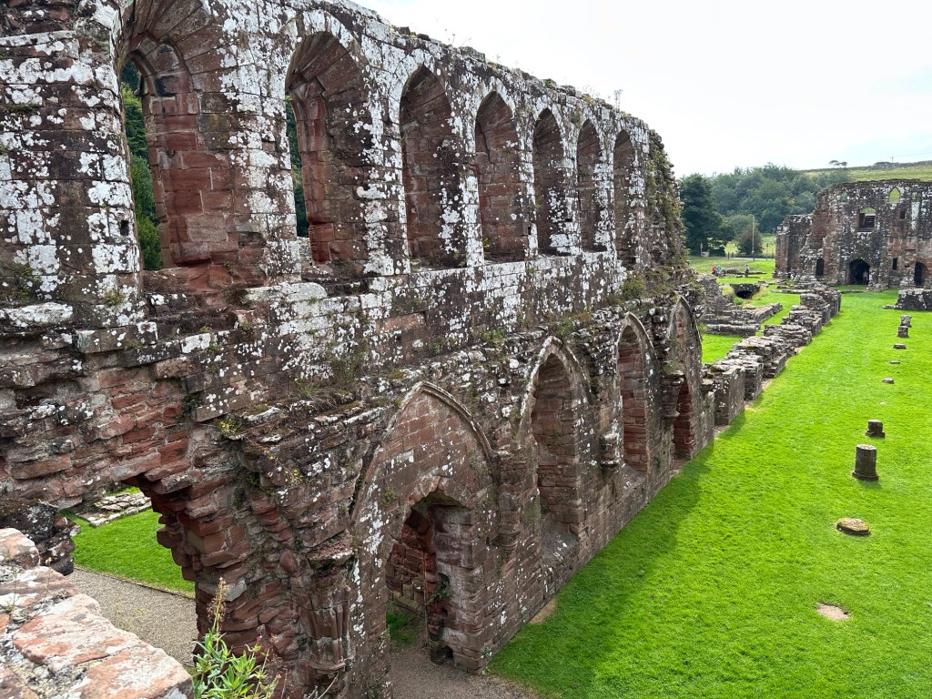 Ruïne van muur met kerkramen. 