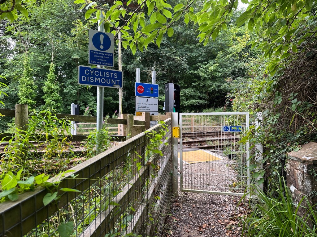 Ijzeren hek en waarschuwingsborden voor spoorweg. 