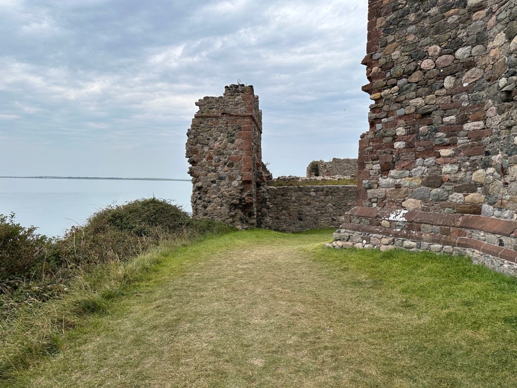Toren-ruïne van Piel met zee op achtergrond. 