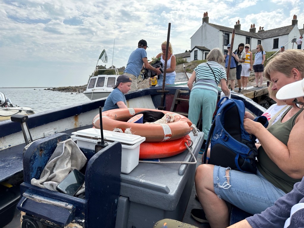 Toeristen op gammel bootje. 