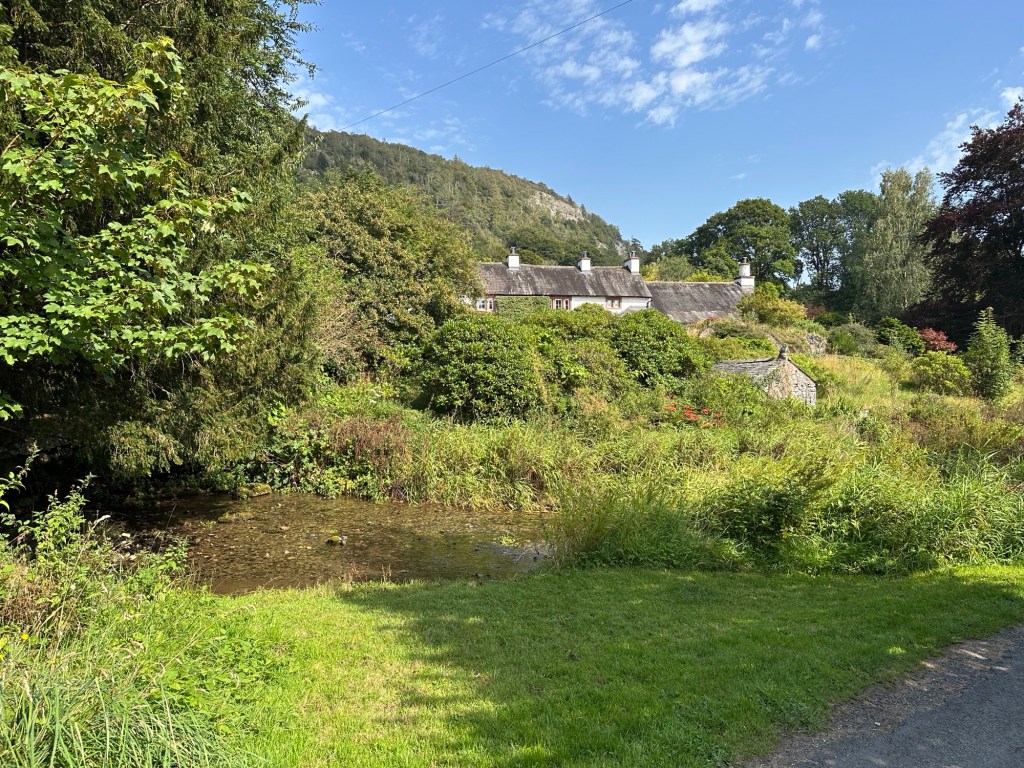 Huis verscholen in het groen. 