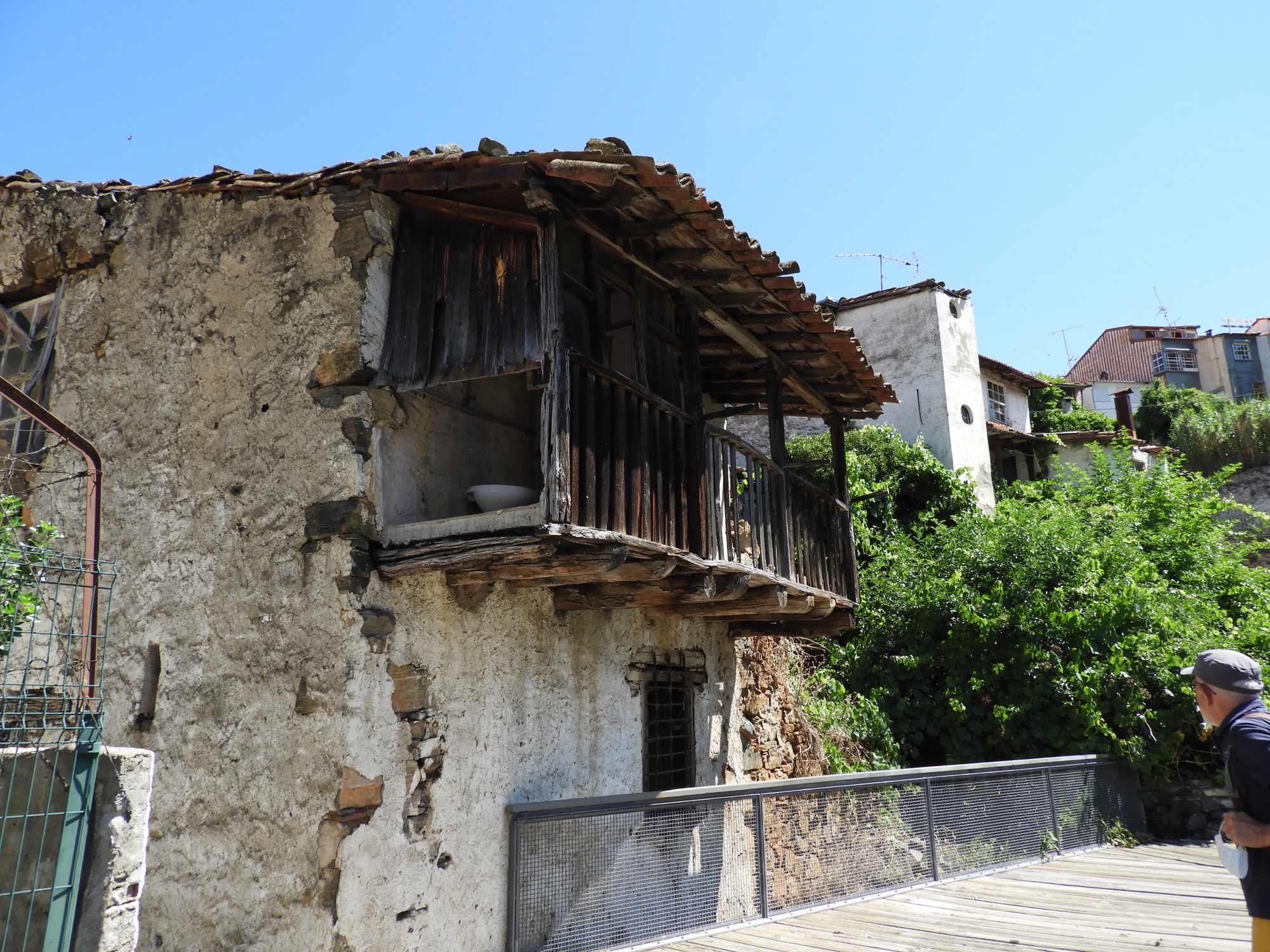 Vervallen huis met houten balkon in Bragança. 