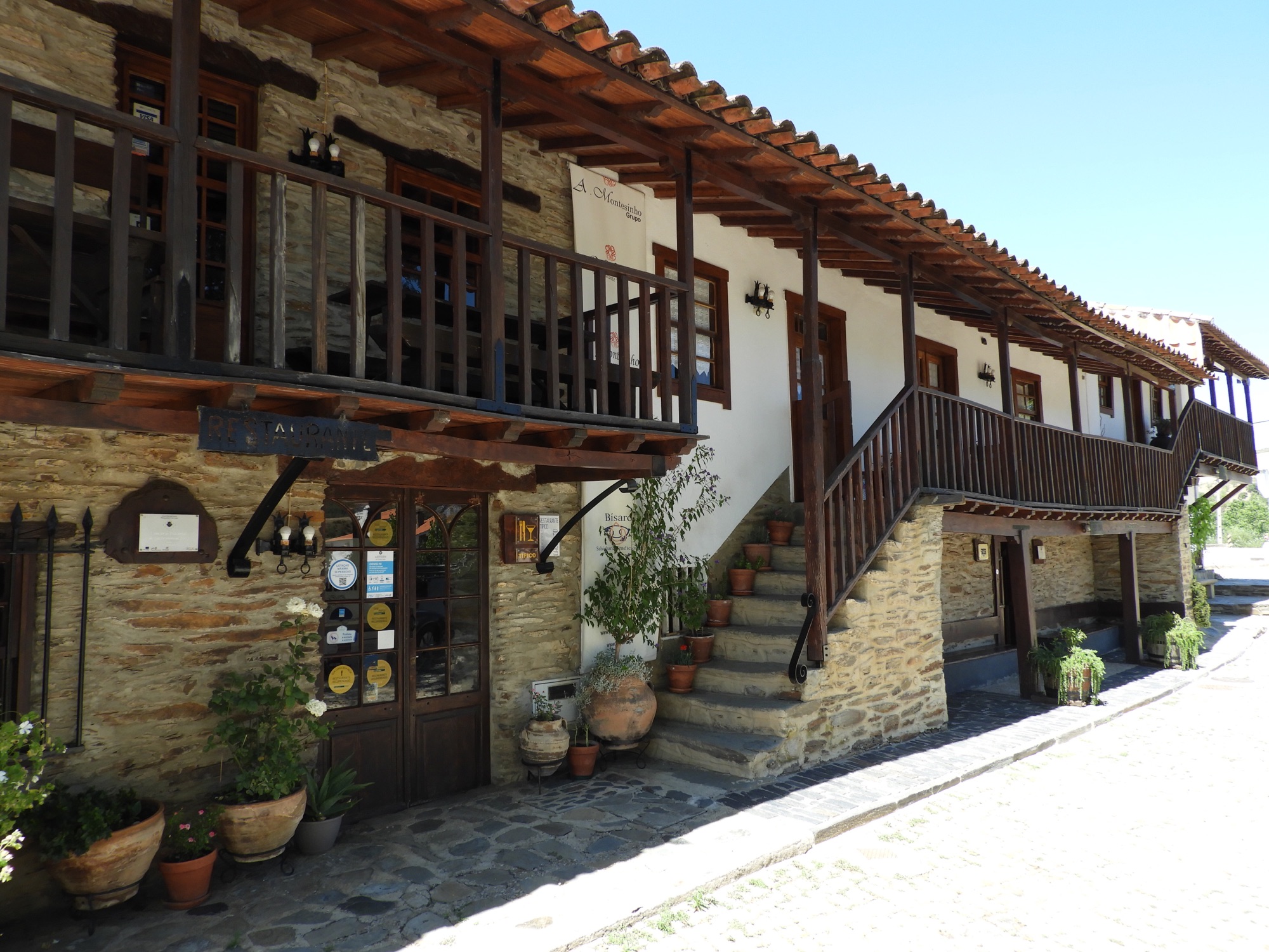 Don Pedro restaurant: twee verdiepingen huis met veel hout.