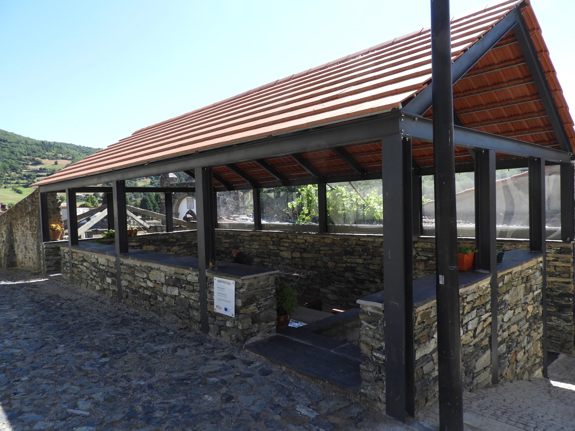 Overdekte wasplaats.