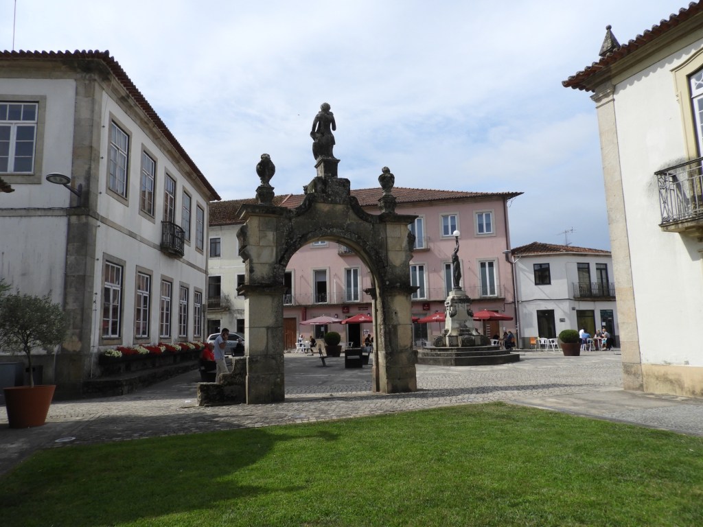 Plein met boog en roze huis in Modim de Basto.
