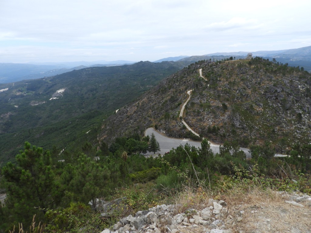 Panorama over bergen met bergweg.