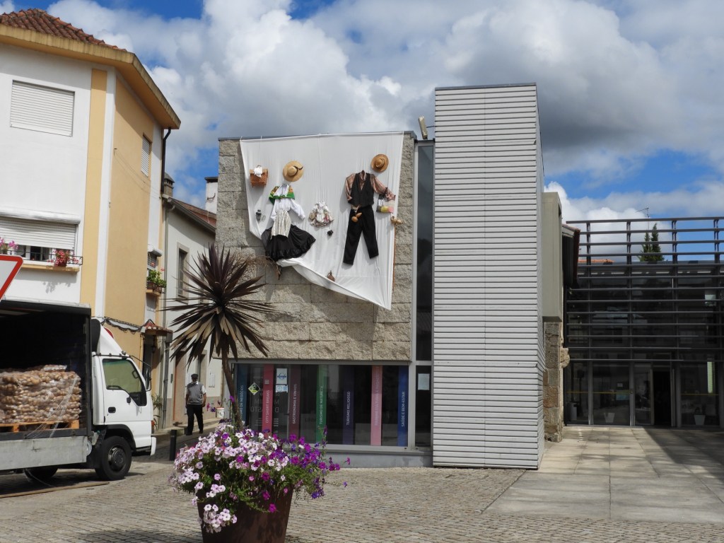 Modern gebouw met spandoek waarop traditionele kledij.
