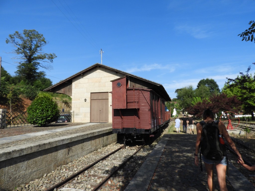 Treinloods naast oude sporen.