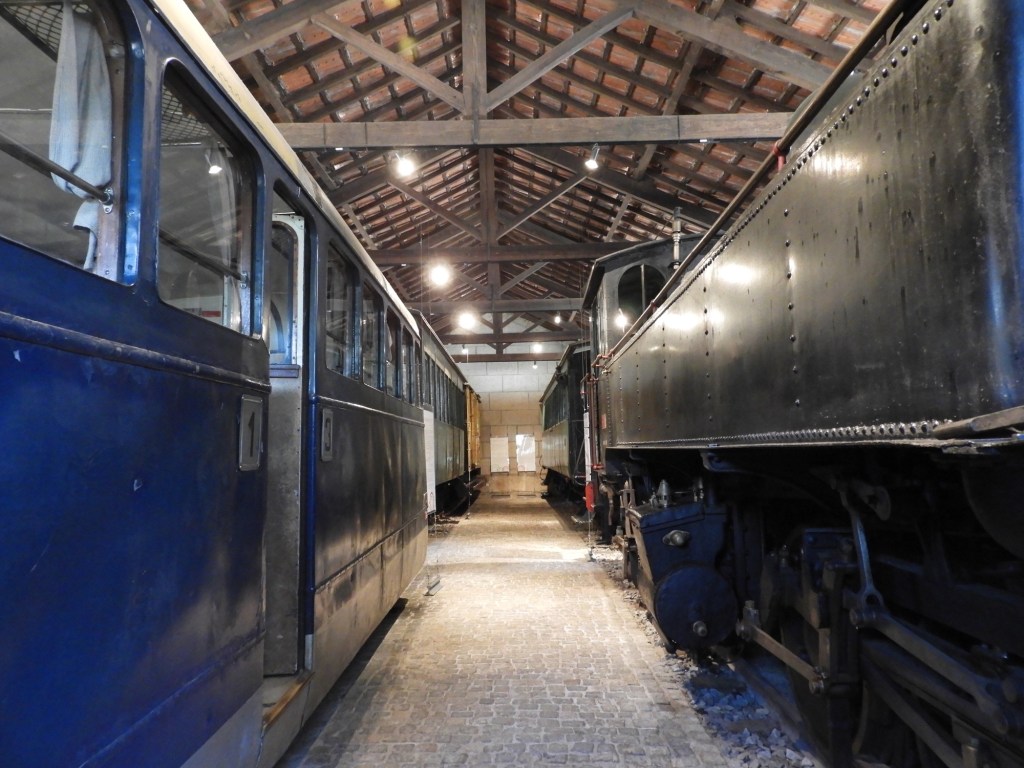 Gang tussen oude treinwagons.
