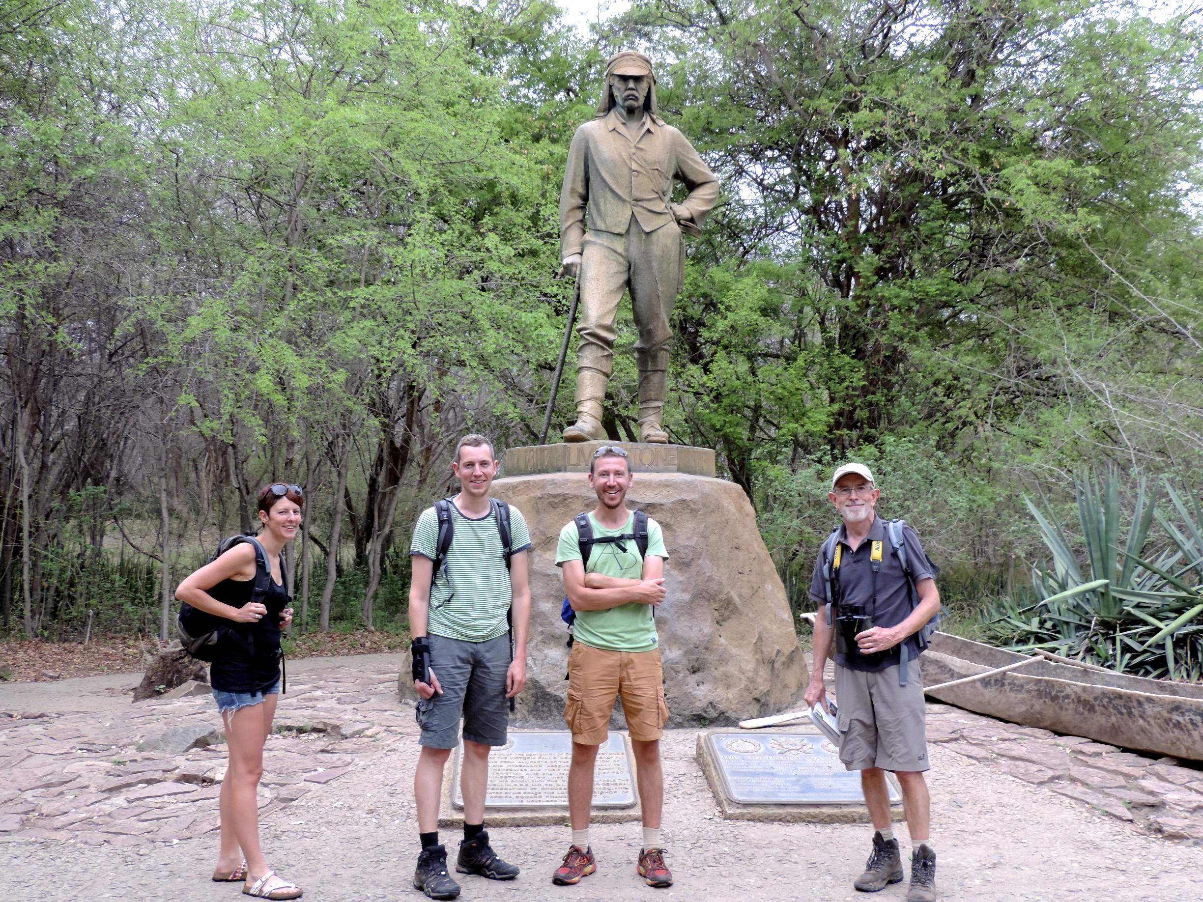 Toeristen poseren voor het standbeeld van Livingstone.