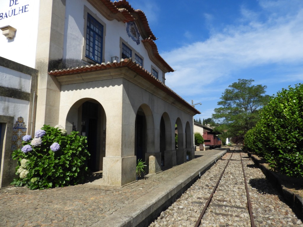 Arco de Baúhle treinstation met spoorbaan.