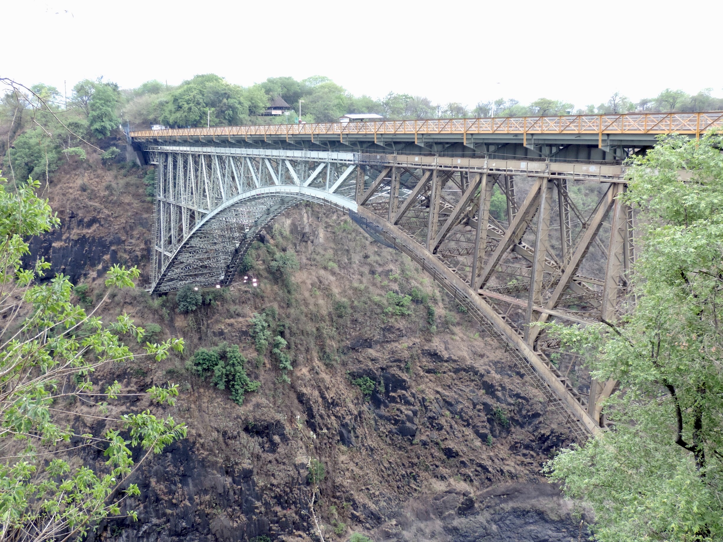 Half geschilderde spoorwegbrug.
