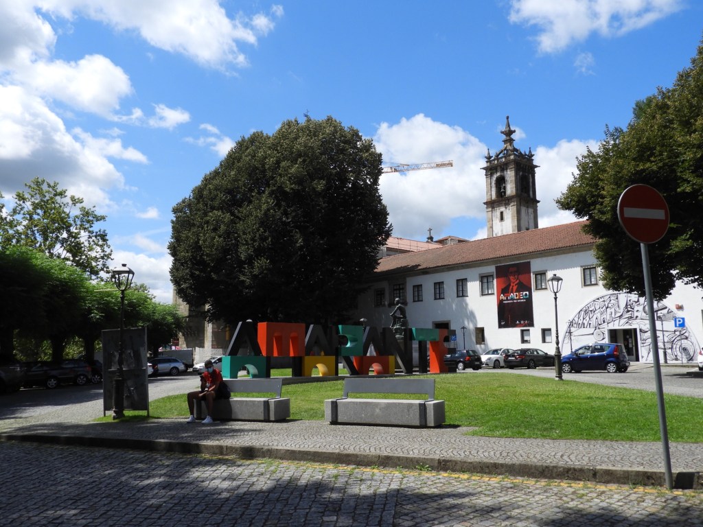 Plein met stadsmuseum van Amarante. 